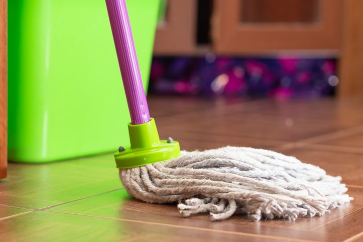 Trapeador o mechudo: ¿qué es mejor para limpiar el piso?